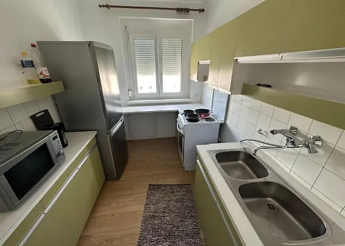 Quiet Near Airport Vienna * 슈베하트